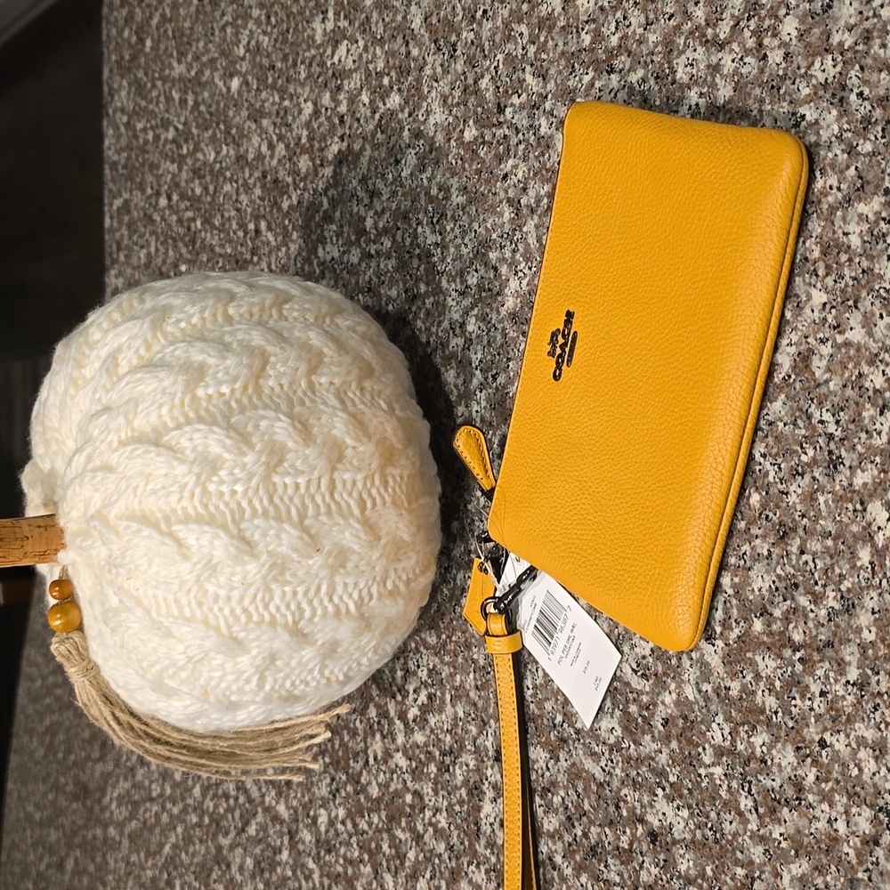 NWT large Coach wristlet honeycomb pebbled leather Dark yellow 🐝 - Picture 2 of 10